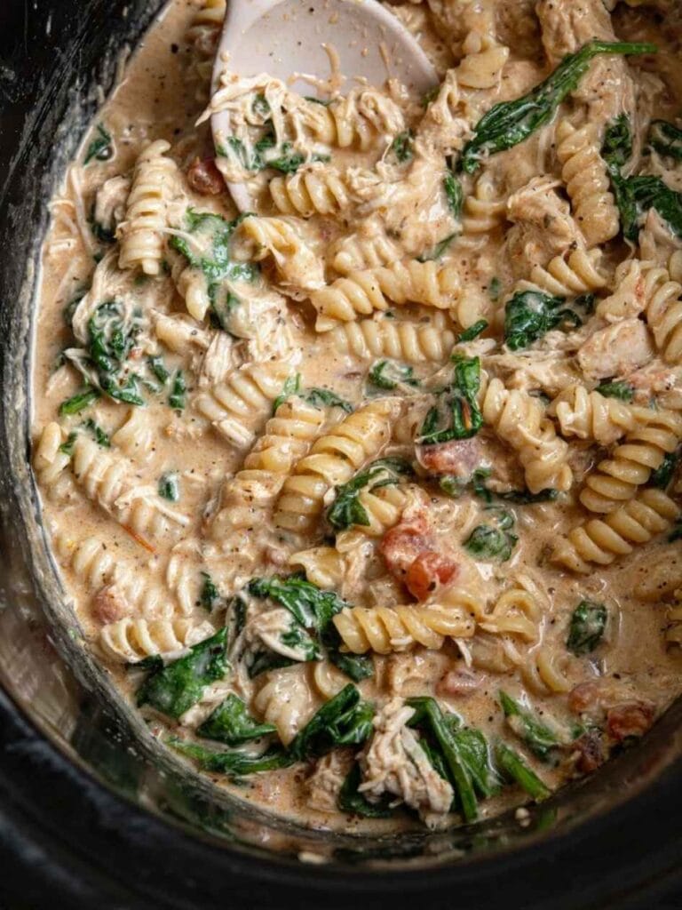 Slow Cooker Creamy Chicken and Spinach Pasta